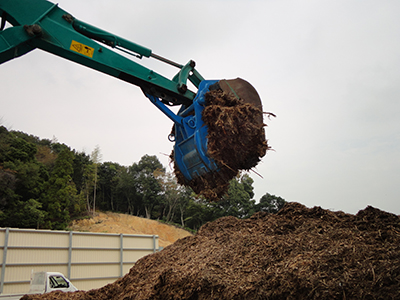 3.0ｔクラス、チップ材もこぼさず高所へ